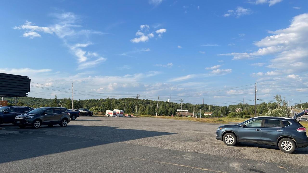 Lively Inn And Suites - Sudbury Naughton Экстерьер фото