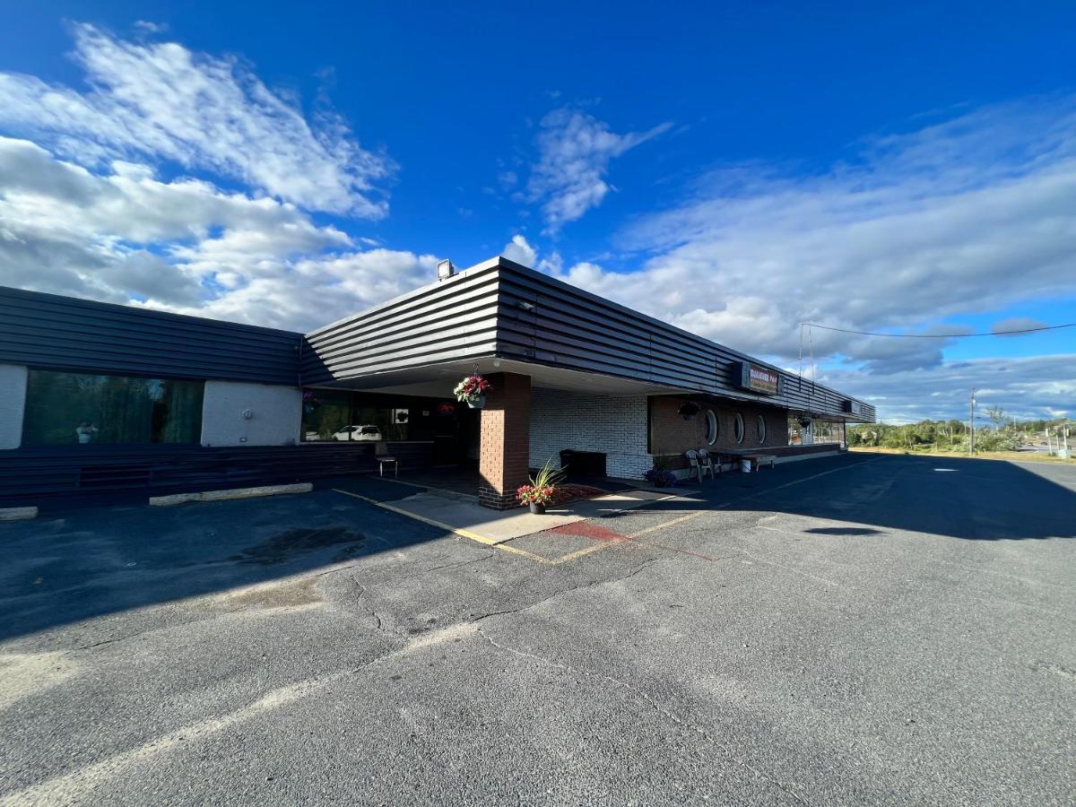 Lively Inn And Suites - Sudbury Naughton Экстерьер фото