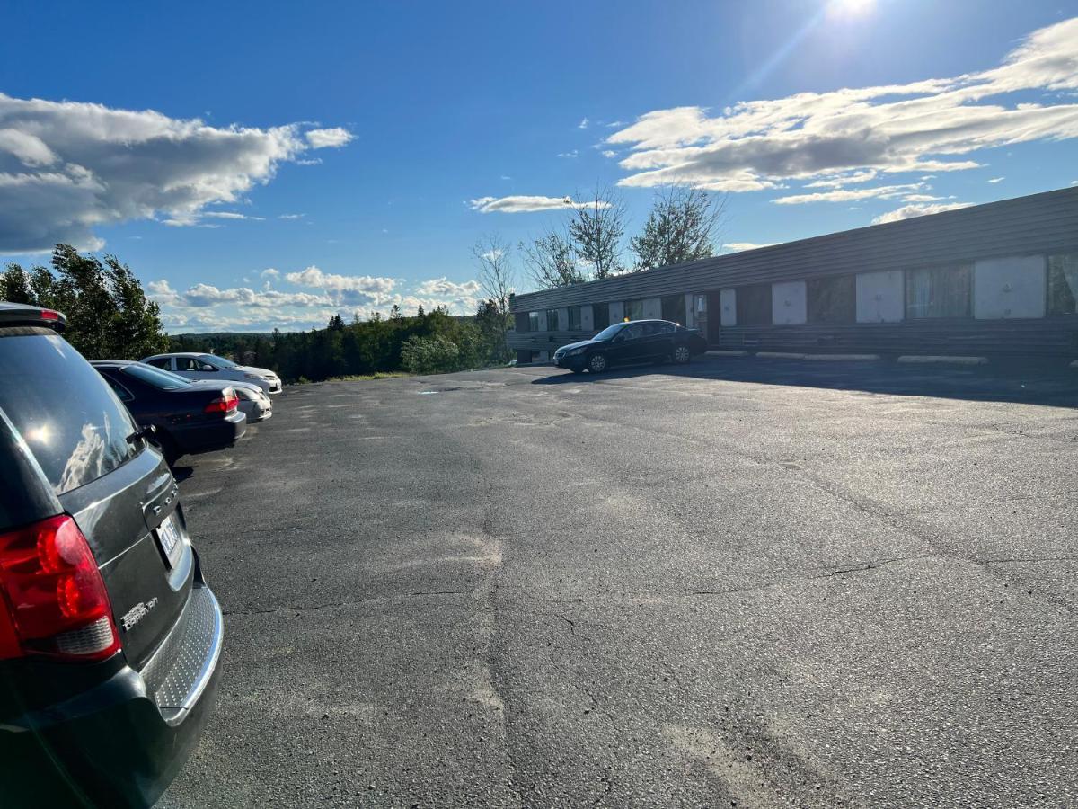 Lively Inn And Suites - Sudbury Naughton Экстерьер фото