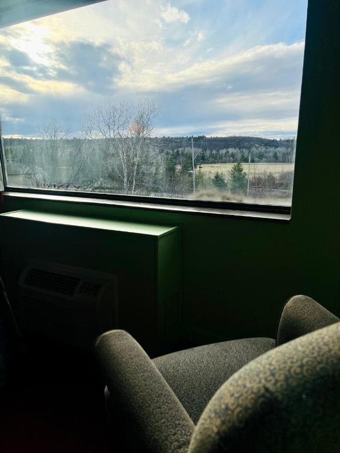Lively Inn And Suites - Sudbury Naughton Экстерьер фото