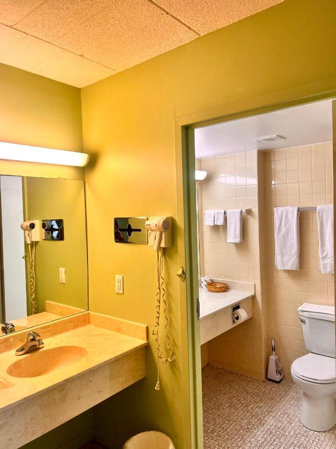 Lively Inn And Suites - Sudbury Naughton Экстерьер фото