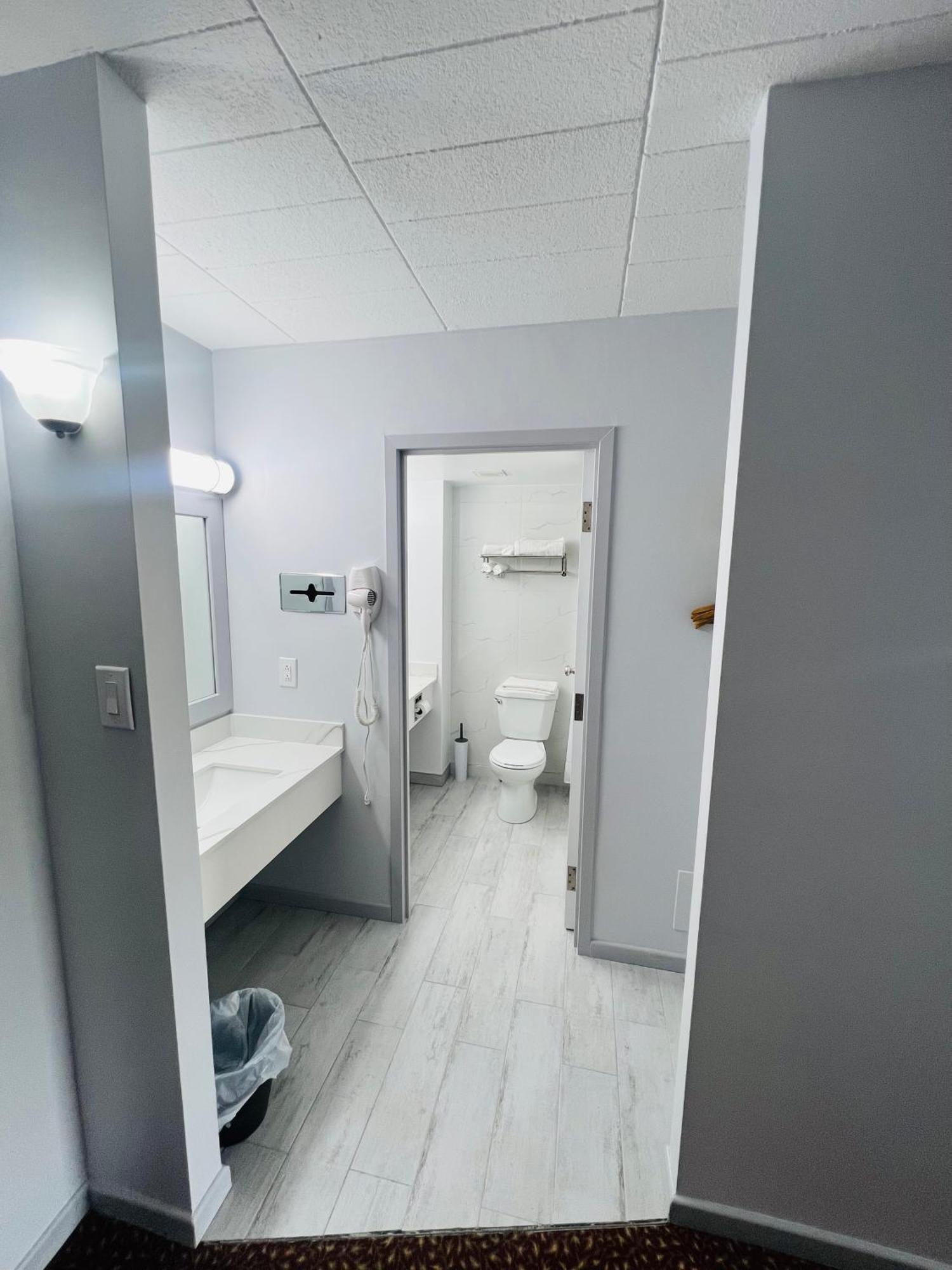 Lively Inn And Suites - Sudbury Naughton Экстерьер фото