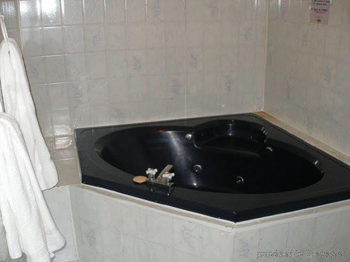 Lively Inn And Suites - Sudbury Naughton Номер фото